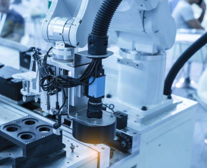 工业场景中，光学影像用于产品缺陷检测等，对精度要求极高，光学元件需解决 “抗干扰” 等问题。主要用到的光学元件有：偏振片等。